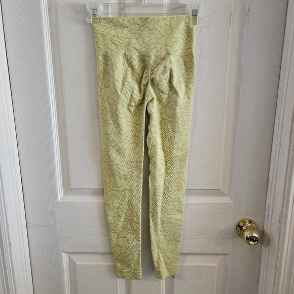 Gymshark Adapt Seamless Leggings Size Small Firefly Yellow - Picture 3 of 7